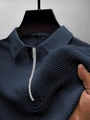 Dettaglio del tessuto a rete elasticizzato e della cerniera argento sulla polo blu navy - Taglia S / Top / Blu Notte