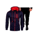 Dettaglio della tuta con cappuccio blu navy con zip rosse e pantaloni sportivi neri uomo - Taglia M / Top E Pantaloni / Blu Notte