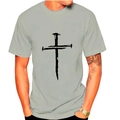 Hellgraues Herren-T-Shirt mit Rundhalsausschnitt und stilvollem Kreuznägel-Druck-Design - S / Hellgrau