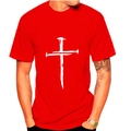 Detailansicht des weißen Nagelkreuz-Drucks auf einem roten Baumwoll-T-Shirt mit Rundhals - S / Rot