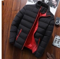 Giacca trapuntata nera da uomo con cerniera rossa su elegante sfondo in legno - Taglia M / Nero Contrasto Rosso
