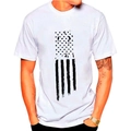 T-shirt da uomo bianca a girocollo con stampa di bandiera stilizzata nera e stelline - Taglia S / Bianco