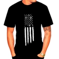 Dettaglio ravvicinato della stampa con bandiera americana e stelle su t-shirt in cotone nero - Taglia S / Nero