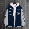 Detail der blauen Baseballjacke mit 'Grateful'-Stickerei und weißen Druckknöpfen - Marineblau