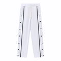 Détail du jogging blanc avec bande contrastée et boutons-pression en métal noir latérale - S / Bas / Blanc