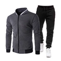 Detalle de chaqueta acolchada gris con cuello alto y pantalones de chándal negros para hombre - Gris oscuro