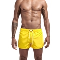 Detalle de pantalones cortos deportivos amarillos con cintura elástica y aberturas laterales - M / Amarillo