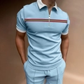 Detail eines hellblauen Herren-Polosets mit Reißverschlusskragen und Bruststreifen - S / Polo-Hemd und Shorts / Hellblau