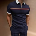 Detail eines marineblauen Poloshirts mit weißem Kragen und gestreiftem Brustmuster - S / Polo-Hemd und Hose / Marineblau