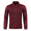 Detail eines burgunderroten Strickpullovers mit Reißverschluss und Lederpatch - S / Burgunderrot