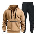 Dettaglio di felpa con cappuccio kaki dotata di tasche tattiche e zip con tiranti arancio - Taglia M / Cammello/Nero