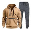 Vista dettagliata della felpa con cappuccio kaki e pantaloni sportivi grigio scuro set - Taglia M / Cammello/Grigio scuro