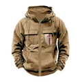 Dettaglio della felpa marrone Man of God con zip, tasche tattiche e stampa patriottica - S / Cachi