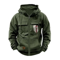 Dettaglio della felpa con cappuccio verde militare con stampa MAN OF GOD e tasche cargo - S / Verde Militare