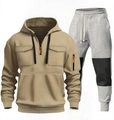 Dettaglio felpa kaki con tasca sul petto e pantaloni sportivi grigi con toppe nere - M / Top E Pantaloni / Cachi