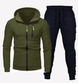Flachgelegte olivgrüne Kapuzenjacke und schwarze Jogginghose mit Rippbündchen - M / Armeegrün