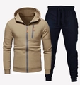 Detailansicht des Herren-Trainingsanzugs mit khakifarbenem Hoodie und dunkelblauer Jogginghose - M / Khaki
