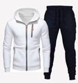 Detail von weißem Kapuzenpulli mit orangen Zippern und schwarzer Jogginghose - M / Weiß