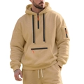 Detalle de sudadera con capucha caqui con cremalleras naranjas y bolsillo táctico - Caqui