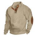 Nahaufnahme der Zopfmuster-Struktur und braunen Knopfleiste am beigen Herren-Henley-Pullover - S / Khaki