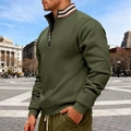 Dettaglio della felpa verde scuro con colletto a righe rosse, bianche e blu e mezza zip - S / Verde Militare