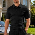 Primer plano del polo de punto jacquard negro con textura de rombos usado en exteriores - S / Negro