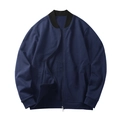 Dettaglio del bomber blu navy con colletto a costine nero e cerniera in metallo argento - Blu Notte