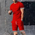 Detalle de camiseta roja de manga corta y pantalones cortos con ribete de rayas negras - Rojo