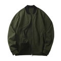 Dettaglio del bomber verde militare con colletto alla coreana nero e cerniera in metallo - Verde militare