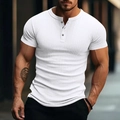 Detailansicht eines weißen Rippstrick-Henley-Shirts mit Knopfleiste und Muscle-Fit-Schnitt - S / Weiß