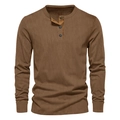Detalle de textura acanalada y tapeta de tres botones en camisa Henley marrón de hombre - Marrón