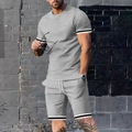 Detalle del conjunto deportivo gris para hombre con cinta de punto a rayas en las mangas - Gris claro