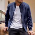 Détail d'un blouson aviateur en faux daim bleu marine porté par un mannequin chic - S / Hauts / Bleu marine