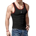 Detail van heren sport tanktop met zwarte stof en rode biezen aan de hals en armgaten - Zwart Rode Rand