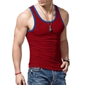 Detailopname van heren sport tanktop met contrasterende biezen in rood en blauw - Rood met blauwe rand