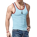 Detail van lichtblauw sneldrogend sportvest met rode contrastranden en naden - Lichtblauw met rode bies