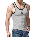 Detail van een lichtgrijze geribde tanktop met zwarte contrastbies en een slanke pasvorm - Lichtgrijs Zwarte Rand