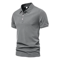 Detail eines grauen Kurzarm-Poloshirts mit geripptem Kragen und einer Knopfleiste - Dunkelgrau