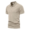 Nahaufnahme der Dreiknopfleiste und des klassischen Kragens am khakifarbenen Herren Polo-Shirt - Khaki