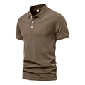 Detail eines braunen Herren-Poloshirts mit drei weißen Knöpfen und gerippten Bündchen - Braun