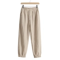 Detail der beigen Baumwoll-Leinen-Jogger mit elastischem Kordelzug und Seitentaschen - Khaki