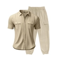 Detalle del conjunto de lino beige mostrando textura de camisa y pantalón cargo - Caqui