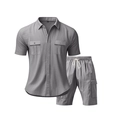 Detail eines grauen Herren-Leinen-Sets mit Kurzarmhemd und Shorts mit Cargotaschen - S / Oberteil Und Unterteil / Grau