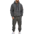 Tuta sportiva da uomo in pile grigio scuro con felpa con cappuccio e pantaloni cargo - M / grigio scuro