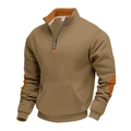 Detail van bruine fleece hoodie met rits, oranje elleboogstukken en kangoeroezak - camel