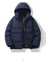 Detailopname van donkerblauwe gewatteerde jas met capuchon, ritszakken en verstelbaar trekkoord - M / Tops / Marineblauw