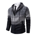 Dettaglio del cardigan in maglia da uomo con calda fodera in pile e strisce sfumate testurizzate - Taglia M / Top / Grigio scuro