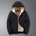 Heren winterjas met capuchon en fleecevoering met zwarte V-vormige stiksels - M / Tops / Zwart