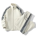 Herren Sportanzug Set in Creme mit Seitenstreifen und Stehkragenjacke flach liegend - M / Khaki