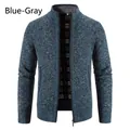 Detailoverzicht van blauwgrijs gebreid vest met metalen rits en geribbelde manchetten - Blauwgrijs